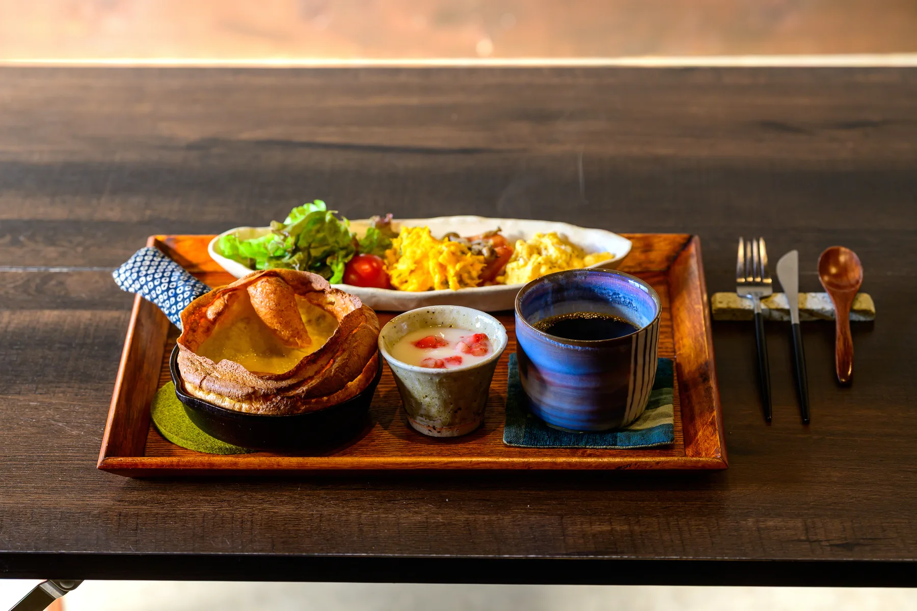 ダッチベイビーとコーヒーのある食卓