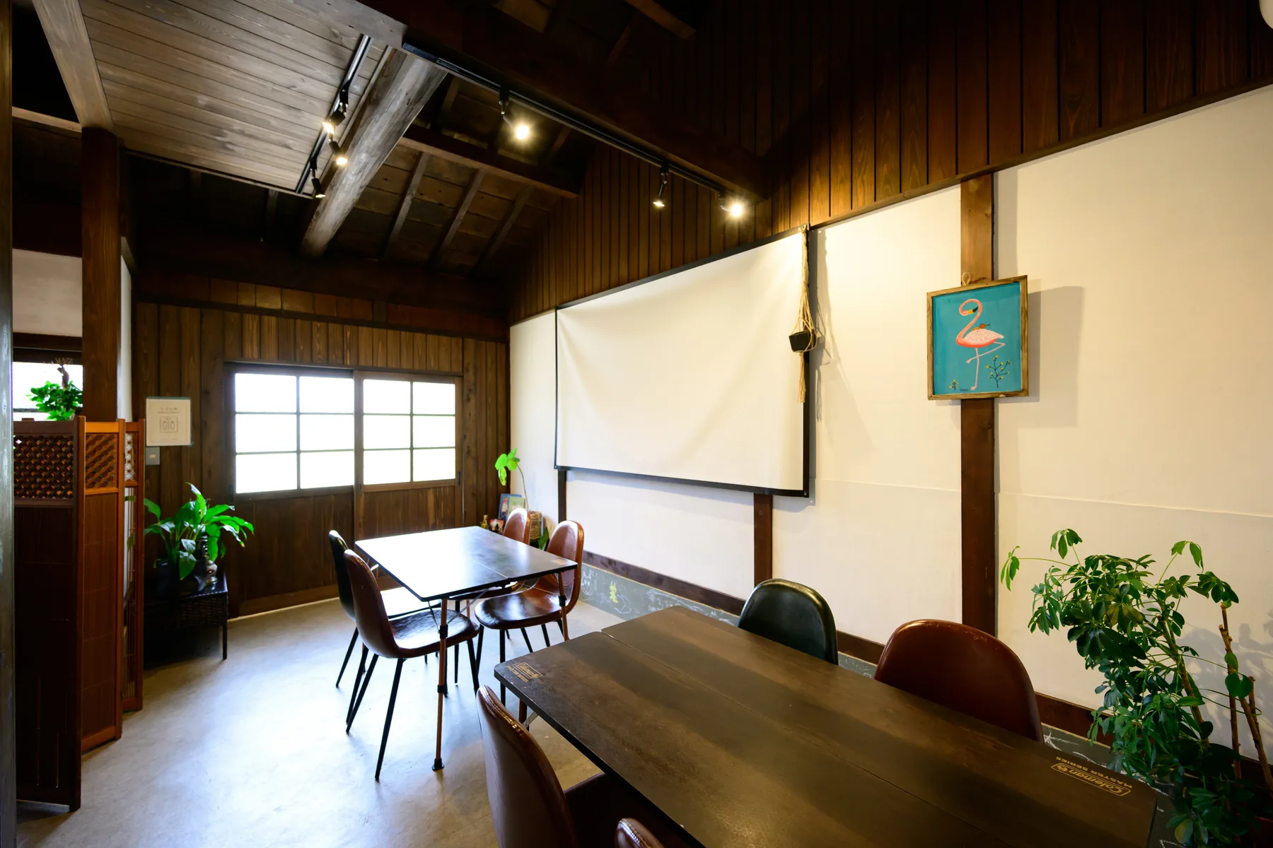 木の温もりを感じるDANMOMEのカフェ店内