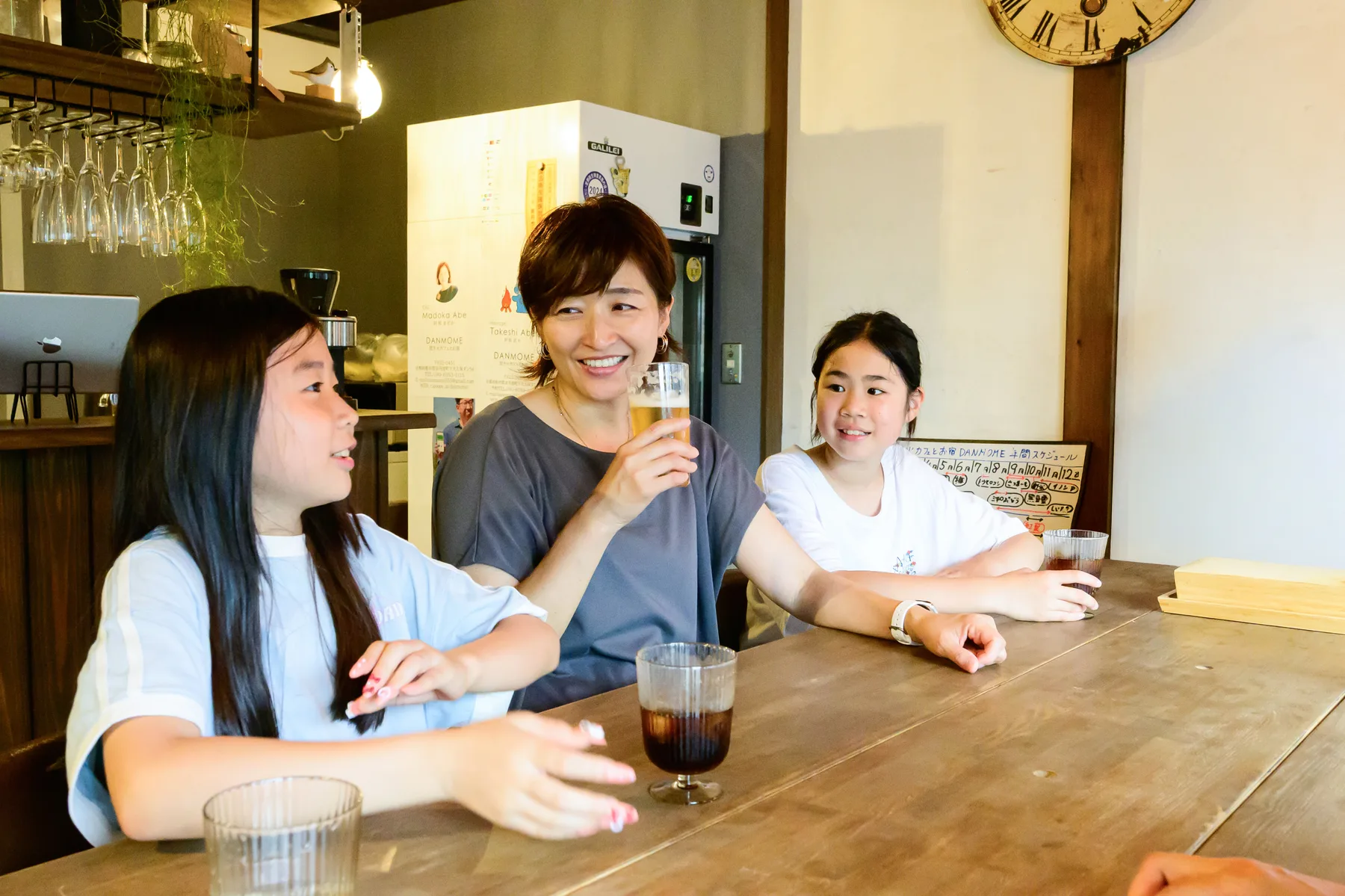 カフェでくつろぐ様子