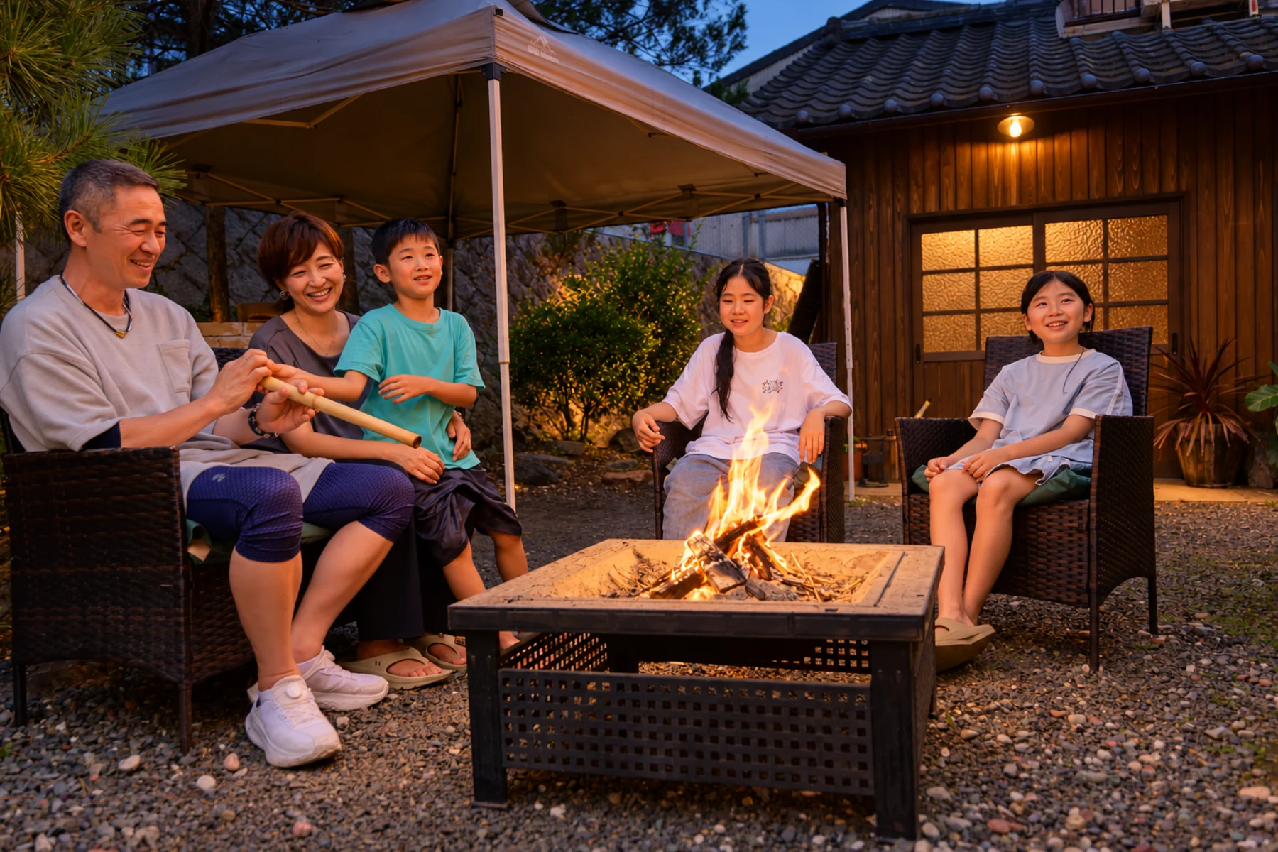 夜の庭で焚き火を囲む家族の利用イメージ