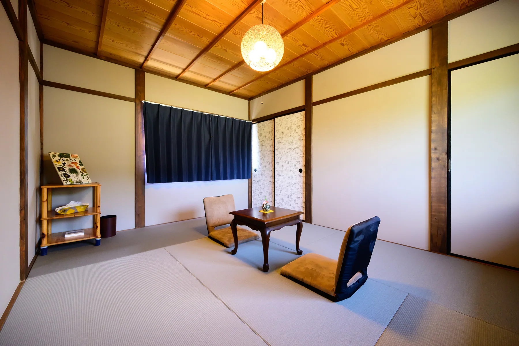 木の梁が見える和室