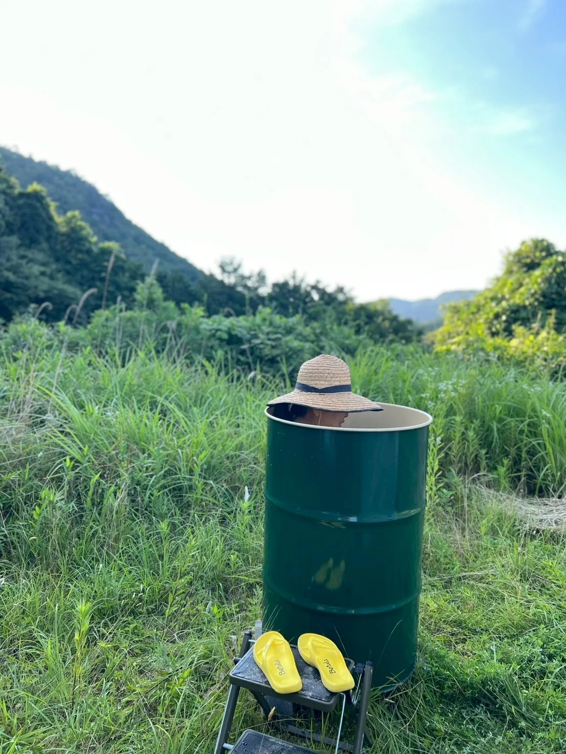 緑に囲まれた屋外のドラム缶風呂
