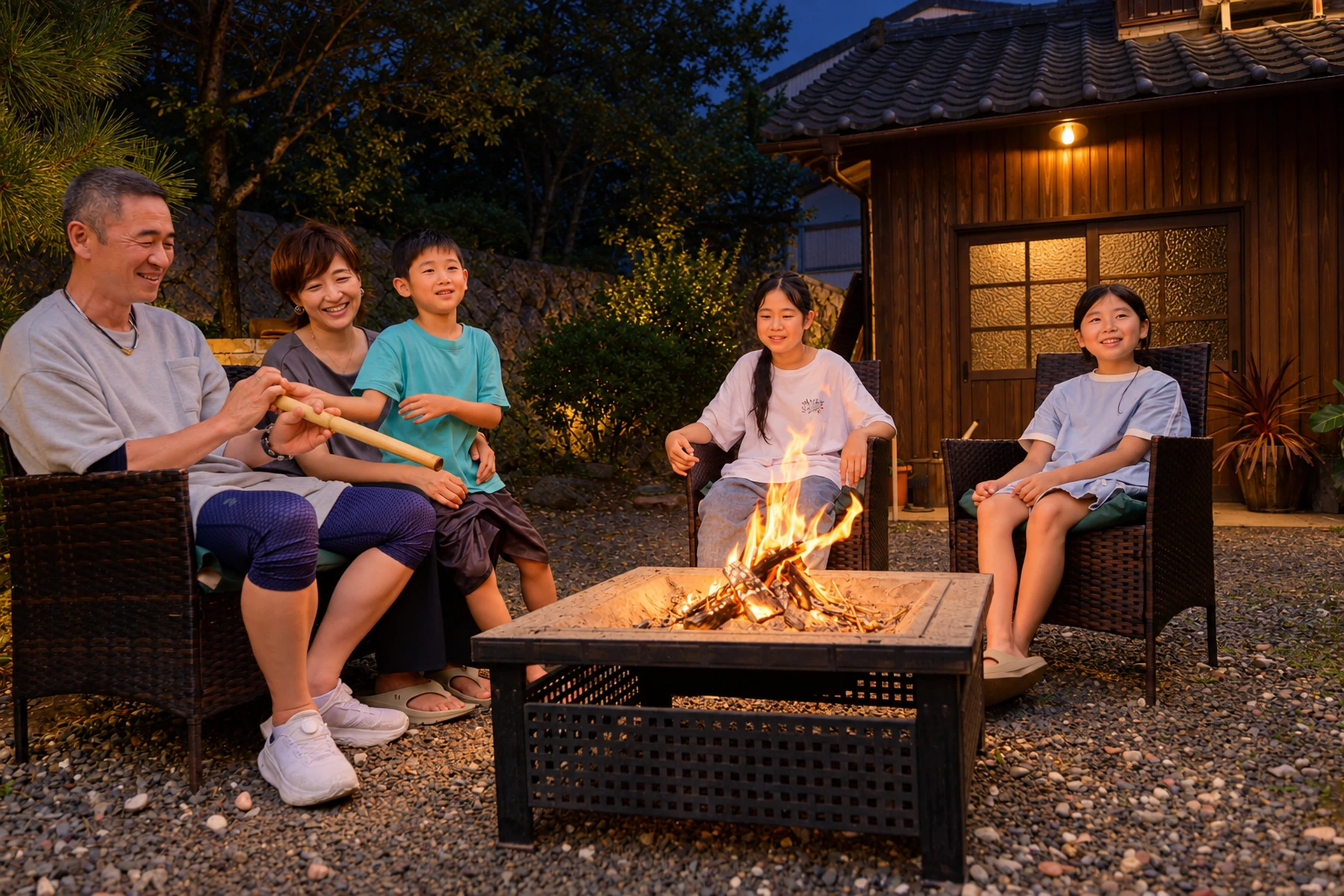 夜の庭で焚き火を囲む家族の利用イメージ